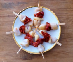 Brochette de chorizo, marinées dans du lait safrané