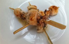 Brochettes de supions, huile, coriandre, gingembre, citron vert