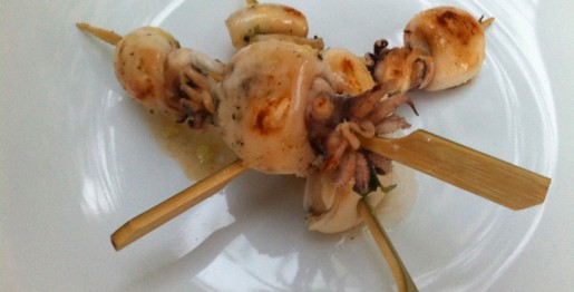 Brochettes de supions, huile, coriandre, gingembre, citron vert